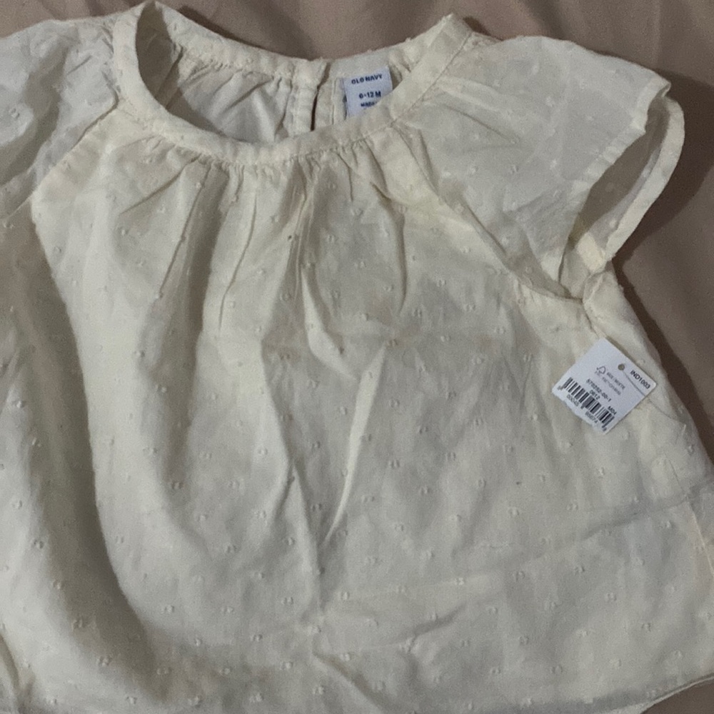 The brand is from old navy. It’s cream color it was never worn.very affordable.